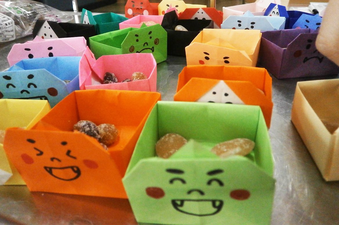 入居者向けのレク活動。カラフルな箱に顔を描き、お菓子やおやつを入れた楽しい工作風景